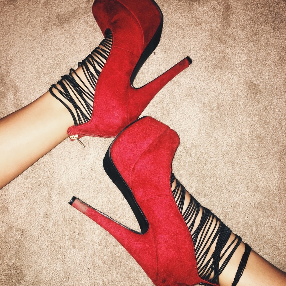 ⭐️ NEW red velvet/matte platform heels